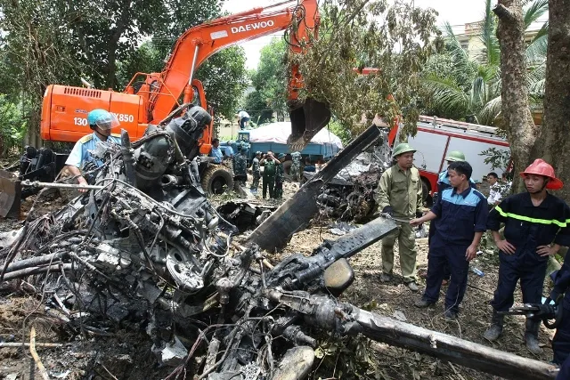 Ảnh đặc biệt tướng lĩnh quân đội thị sát hiện trường trực thăng rơi ảnh 2