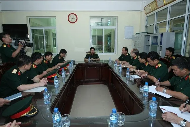 Ảnh đặc biệt tướng lĩnh quân đội thị sát hiện trường trực thăng rơi ảnh 4