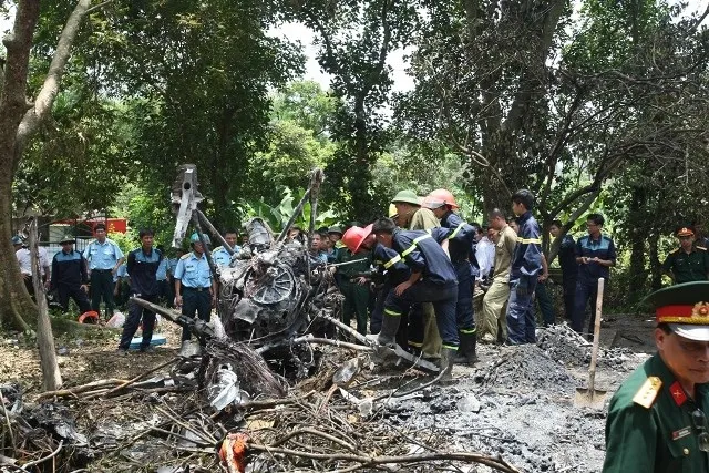 Ảnh đặc biệt tướng lĩnh quân đội thị sát hiện trường trực thăng rơi 