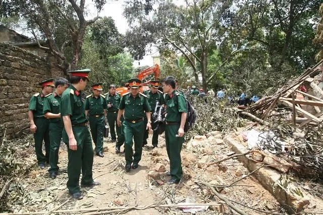 Ảnh đặc biệt tướng lĩnh quân đội thị sát hiện trường trực thăng rơi ảnh 9