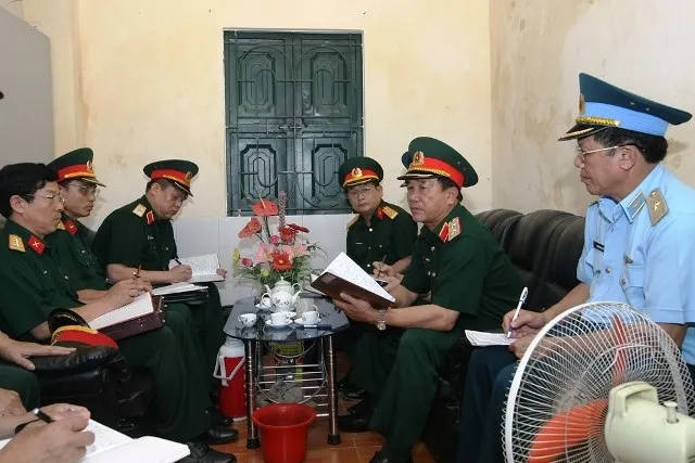 Ảnh đặc biệt tướng lĩnh quân đội thị sát hiện trường trực thăng rơi ảnh 3