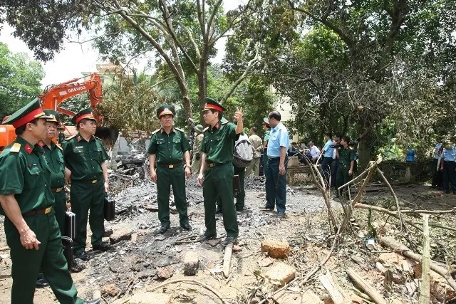 Ảnh đặc biệt tướng lĩnh quân đội thị sát hiện trường trực thăng rơi ảnh 8