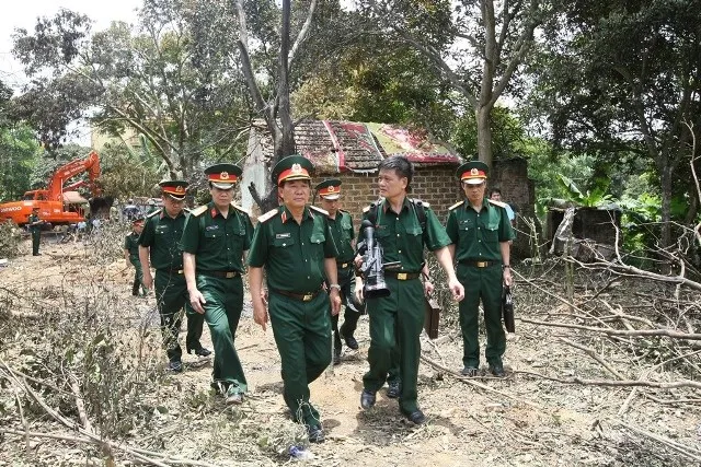 Ảnh đặc biệt tướng lĩnh quân đội thị sát hiện trường trực thăng rơi ảnh 15