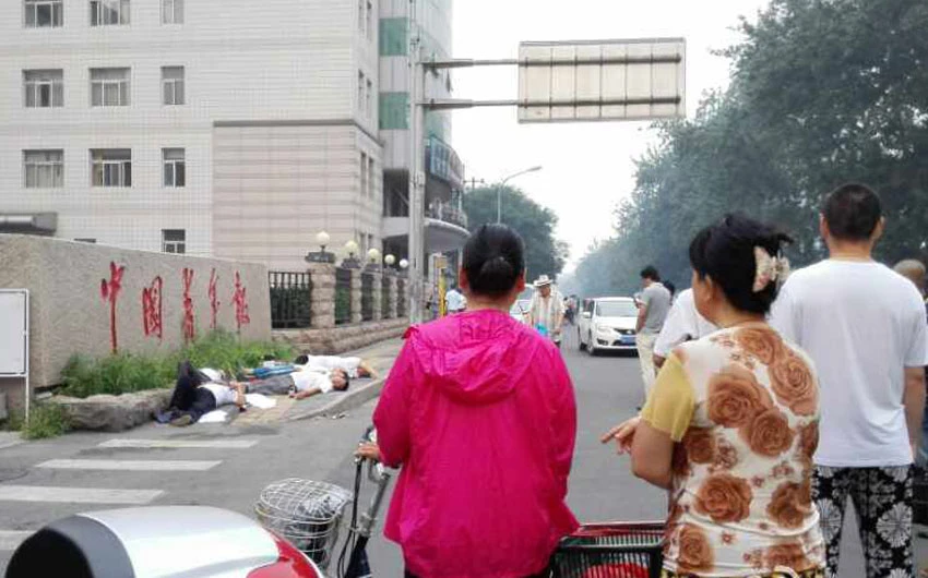 7 người uống thuốc trừ sâu trước trụ sở báo Tuổi trẻ Trung Quốc ảnh 3 Người dân hiếu kỳ trước cảnh tượng lạ lùng
