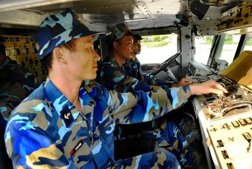 Cơ động ra vị trí huấn luyện. Thực hành trên xe nạp đạn tên lửa. Xe bệ phóng tên lửa vào vị trí thực hành nạp đạn. Chuẩn bị nạp đạn. Phân đội trưởng giao nhiệm vụ cho kíp chiến đấu. Trắc thủ tên lửa cơ động vào vị trí. Kíp chiến đấu thực hiện kiểm tra tên lửa sau khi nạp đạn. Sẵn sàng cơ động thực hiện nhiệm vụ. Kiểm tra, bảo dưỡng khí tài sau giờ huấn luyện. Cơ động ra vị trí huấn luyện. Thực hành trên xe nạp đạn tên lửa. Xe bệ phóng tên lửa vào vị trí thực hành nạp đạn. Chuẩn bị nạp đạn. Phân đội trưởng giao nhiệm vụ cho kíp chiến đấu. Trắc thủ tên lửa cơ động vào vị trí. Kíp chiến đấu thực hiện kiểm tra tên lửa sau khi nạp đạn. Sẵn sàng cơ động thực hiện nhiệm vụ. Kiểm tra, bảo dưỡng khí tài sau giờ huấn luyện.