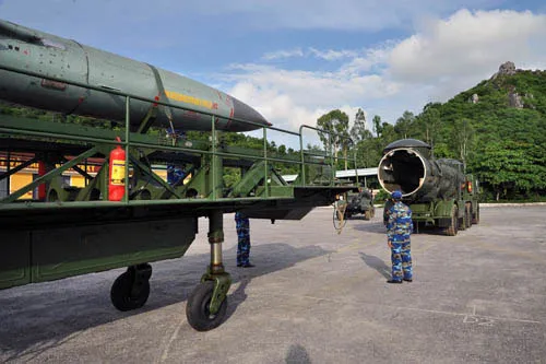 Xe bệ phóng tên lửa vào vị trí thực hành nạp đạn. Xe bệ phóng tên lửa vào vị trí thực hành nạp đạn.