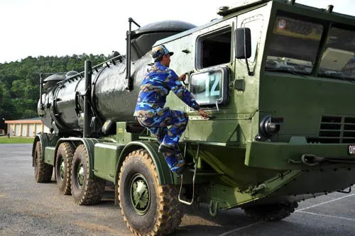 Cơ động ra vị trí huấn luyện. Thực hành trên xe nạp đạn tên lửa. Xe bệ phóng tên lửa vào vị trí thực hành nạp đạn. Chuẩn bị nạp đạn. Phân đội trưởng giao nhiệm vụ cho kíp chiến đấu. Trắc thủ tên lửa cơ động vào vị trí. Kíp chiến đấu thực hiện kiểm tra tên lửa sau khi nạp đạn. Sẵn sàng cơ động thực hiện nhiệm vụ. Kiểm tra, bảo dưỡng khí tài sau giờ huấn luyện. Cơ động ra vị trí huấn luyện. Thực hành trên xe nạp đạn tên lửa. Xe bệ phóng tên lửa vào vị trí thực hành nạp đạn. Chuẩn bị nạp đạn. Phân đội trưởng giao nhiệm vụ cho kíp chiến đấu. Trắc thủ tên lửa cơ động vào vị trí. Kíp chiến đấu thực hiện kiểm tra tên lửa sau khi nạp đạn. Sẵn sàng cơ động thực hiện nhiệm vụ. Kiểm tra, bảo dưỡng khí tài sau giờ huấn luyện.