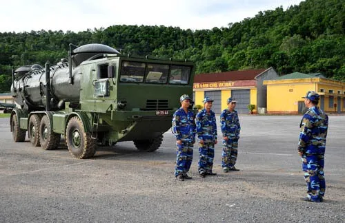 Cơ động ra vị trí huấn luyện. Thực hành trên xe nạp đạn tên lửa. Xe bệ phóng tên lửa vào vị trí thực hành nạp đạn. Chuẩn bị nạp đạn. Phân đội trưởng giao nhiệm vụ cho kíp chiến đấu. Trắc thủ tên lửa cơ động vào vị trí. Kíp chiến đấu thực hiện kiểm tra tên lửa sau khi nạp đạn. Sẵn sàng cơ động thực hiện nhiệm vụ. Kiểm tra, bảo dưỡng khí tài sau giờ huấn luyện. Cơ động ra vị trí huấn luyện. Thực hành trên xe nạp đạn tên lửa. Xe bệ phóng tên lửa vào vị trí thực hành nạp đạn. Chuẩn bị nạp đạn. Phân đội trưởng giao nhiệm vụ cho kíp chiến đấu. Trắc thủ tên lửa cơ động vào vị trí. Kíp chiến đấu thực hiện kiểm tra tên lửa sau khi nạp đạn. Sẵn sàng cơ động thực hiện nhiệm vụ. Kiểm tra, bảo dưỡng khí tài sau giờ huấn luyện.