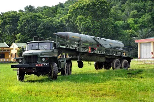 Cơ động ra vị trí huấn luyện. Thực hành trên xe nạp đạn tên lửa. Xe bệ phóng tên lửa vào vị trí thực hành nạp đạn. Chuẩn bị nạp đạn. Phân đội trưởng giao nhiệm vụ cho kíp chiến đấu. Trắc thủ tên lửa cơ động vào vị trí. Kíp chiến đấu thực hiện kiểm tra tên lửa sau khi nạp đạn. Sẵn sàng cơ động thực hiện nhiệm vụ. Kiểm tra, bảo dưỡng khí tài sau giờ huấn luyện. Cơ động ra vị trí huấn luyện. Thực hành trên xe nạp đạn tên lửa. Xe bệ phóng tên lửa vào vị trí thực hành nạp đạn. Chuẩn bị nạp đạn. Phân đội trưởng giao nhiệm vụ cho kíp chiến đấu. Trắc thủ tên lửa cơ động vào vị trí. Kíp chiến đấu thực hiện kiểm tra tên lửa sau khi nạp đạn. Sẵn sàng cơ động thực hiện nhiệm vụ. Kiểm tra, bảo dưỡng khí tài sau giờ huấn luyện.