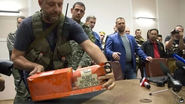 Quân ly khai Ukraine đã bàn giao 2 hộp đen của MH17 cho Malaysia ảnh 1 Quân ly khai Ukraine đã bàn giao 2 hộp đen của MH17 cho Malaysia ảnh 1