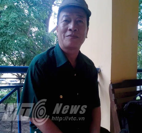 Ông Nguyễn Hồng Châu, người bị ấu trùng sán làm tổ trên não khiến chân phải không đi được. Ảnh: Nguyễn Tâm Ăn nem thính, tiết canh, bị sán lợn làm tổ dày đặc trong não