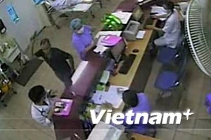 Đối tượng tên Dũng (áo đen) có hành động đánh nhân viên y tế. (Ảnh chụp từ camera của bệnh viện)