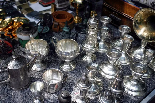 Đến với chợ khách hàng có thể tìm thấy đủ loại mặt hàng, vật dụng đã tồn tại một thời trong lịch sử