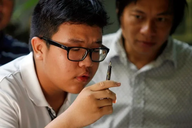 khách hàng đến với chợ đủ thành phần. từ nhưng cậu bé học sinh cho đến nhưng đại gia săn đồ cổ.nhưng đa phần là nhưng thành viên của diễn đàn đến gặp gỡ trao đổi với nhau.