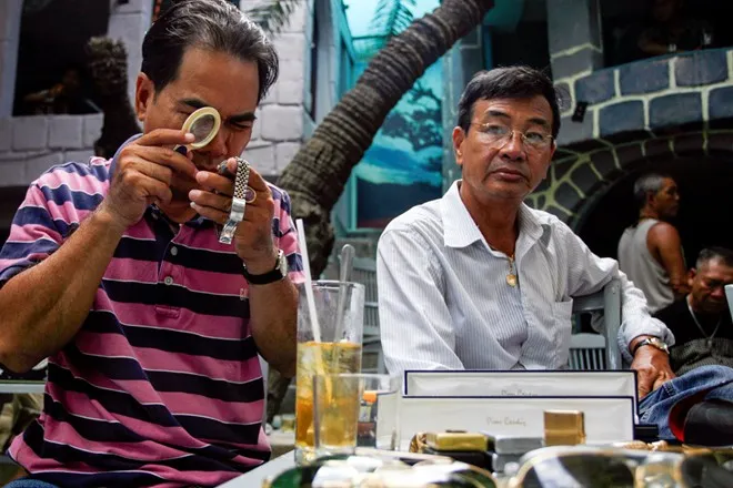 một khách hàng đang thẩm định món đồ định mua