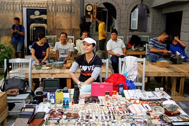 nhưng ở 1 quầy hàng khác ta bắt gặp những thiết bị điện tử hiện đại bi lỗi mode đước bán với gía vài trăm ngàn.