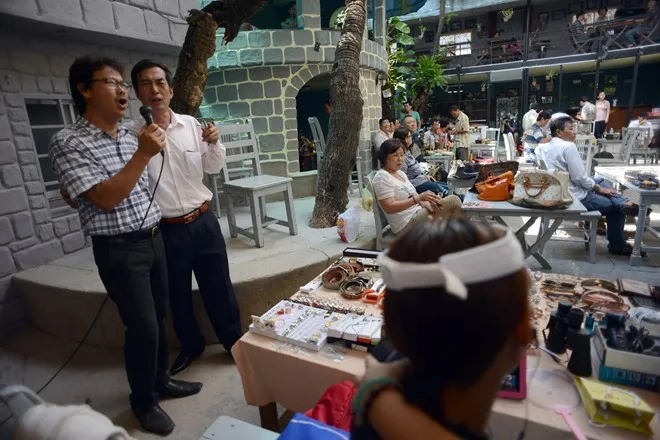 Đặc biệt giữa chợ có 1 sân khẩu nhỏ dành cho mọi người hát với nhau . thỉnh thoảng cao hứng ông chủ Cao Minh cũng lên gióp vui.