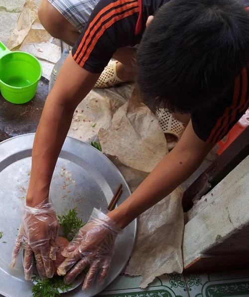 Món chạo làm từ xương, thịt lợn sống: Viêm não viếng thăm ảnh 2