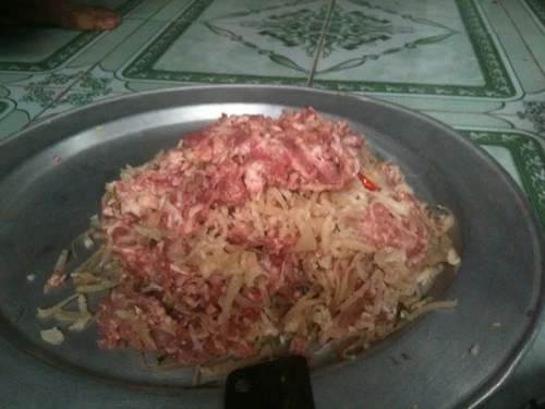 Món chạo làm từ xương, thịt lợn sống: Viêm não viếng thăm ảnh 1