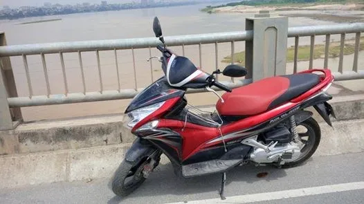 Bỏ xe Air Blade trên cầu, cô gái nhảy sông Hồng tự tử ảnh 1 Bỏ xe Air Blade trên cầu, cô gái nhảy sông Hồng tự tử ảnh 1