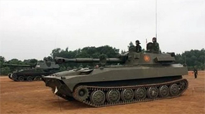 Pháo tự hành 2S1 Gvosdika do Liên Xô phát triển năm 1967 và chính thức đưa vào biên chế năm 1971. Đây là loại pháo được sản xuất với một số lượng rất lớn và phục vụ ở hàng chục quốc gia. 2S1 Gvosdika dùng khung thân xe thiết giáp chở quân MT-LB. Trên đó, nó lắp một pháo nòng xoắn D32 122 mm kết hợp hệ thống nạp đạn phụ trợ (tốc độ bắn 4-5 viên/phút).