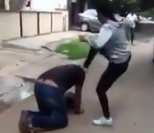 Ấn Độ: Cô gái dũng cảm bắt “yêu râu xanh” quỳ gối ngay giữa đường ảnh 1