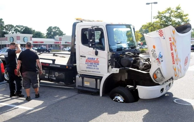 Mỹ: Xuất hiện "hố tử thần" lớn hơn cả một chiếc xe thể thao ảnh 2