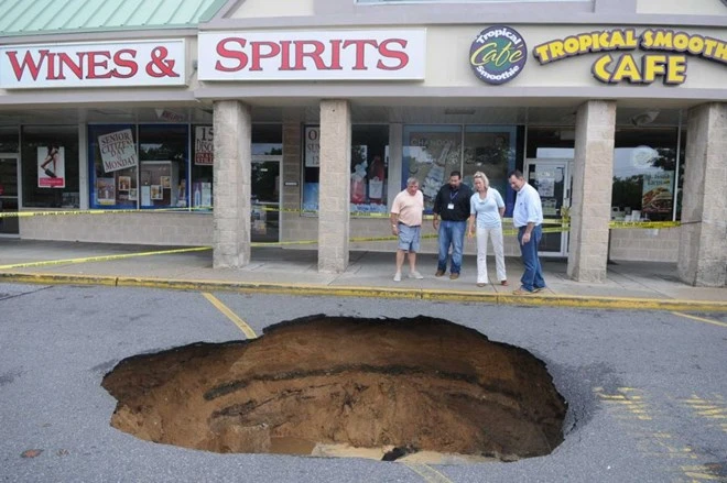 Mỹ: Xuất hiện "hố tử thần" lớn hơn cả một chiếc xe thể thao ảnh 5