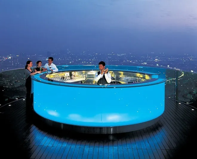 10. Sky Bar, Bangkok. Sky Bar tọa lạc trên sân thượng của Lebua at State Tower – tòa nhà cao 63 tầng trên đường phố nhộn nhịp của Bangkok, Thái Lan. Nhâm nhi cocktail thơm ngon ở đây, và chiêm ngưỡng khung cảnh nhộn nhịp phía dưới là một trải nghiệm rất thú vị.