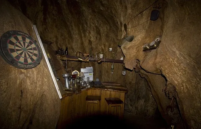 11. Sunland Pub, Nam Phi. Một cây bao báp với tên gọi là Sunland, hơn 6.000 năm tuổi ở Nam Phi với kích thước khổng lồ của mình đã được sử dụng để mở một quán bar ở phía bên trong thân cây rỗng của mình. Quán bar đặc biệt này được mở cửa từ năm 1933, và tối đa có thể phục vụ cùng một lúc được 15 khách hàng.