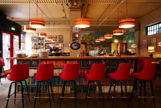 1. Laundromat Cafe, Reykjavik, Iceland. The Laundromat Café là một sự kết hợp kỳ lạ “bốn trong một” với một quán bar, tiệm giặt, quán cà phê và thư viện. Nếu bạn cần tất cả những dịch vụ trên cùng một cửa hàng, thì The Laundromat Café là địa điểm bạn không thể bỏ qua.