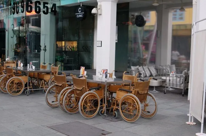 5. Clinic Bar, Singapore. Clinic Bar gây ấn tượng với những chiếc ghế được được mô phỏng theo những chiếc xe lăn, và thưởng thức cocktail thông qua một ống dẫn thường dùng trong y tế. Tuy vậy, với sự sáng tạo đọc đáo này đã giúp Clinic Bar trở thành một trong những điểm đến nổi tiếng nhất ở Singapore.