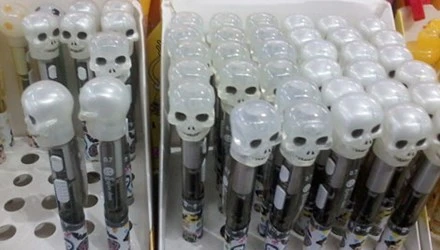 Đồ dùng học tập phản giáo dục bày bán nhan nhản ảnh 1