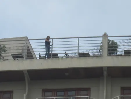 Nghẹt thở giải cứu thiếu phụ đòi tự tử ở khách sạn ảnh 3