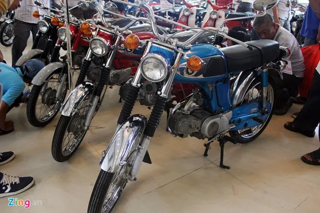 Mẫu Honda SS 50 với nhiều chi tiết còn nguyên bản được trưng bày ở vị trí trung tâm showroom. Chữ SS viết tắt của cụm từ supersport. Đây là mẫu xe dành cho nam, được sản xuất năm 1972. Xe có dung tích xi-lanh 49cc, 4 thì, 5 số. Dựa trên khung sườn mẫu xe sản xuất năm 1967, hãng xe Nhật Bản cho ra mắt kiểu dáng mới, sang trọng, lịch sự hơn.