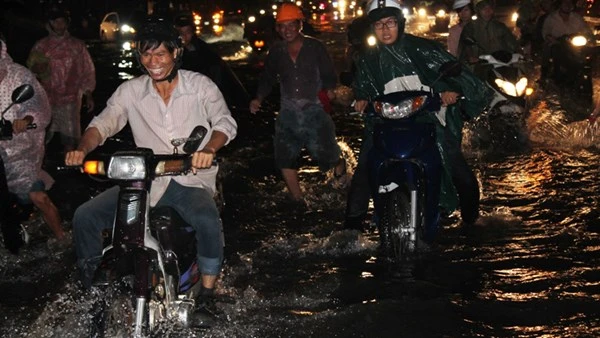 Đường Sài Gòn ngập nặng, giao thông hỗn loạn ảnh 2