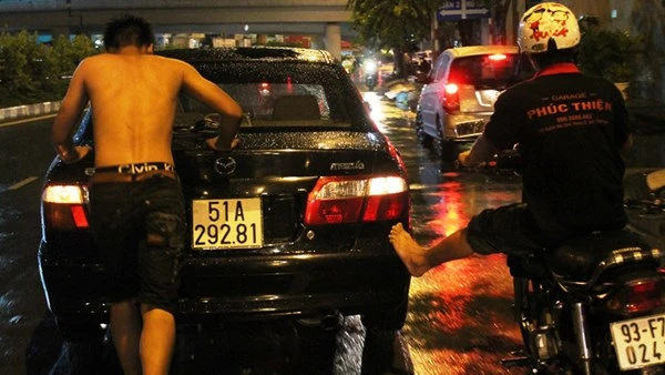 Đường Sài Gòn ngập nặng, giao thông hỗn loạn ảnh 9