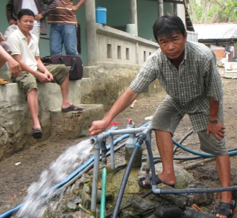 Kỳ lạ giếng khoan tự động phun nước? ảnh 1