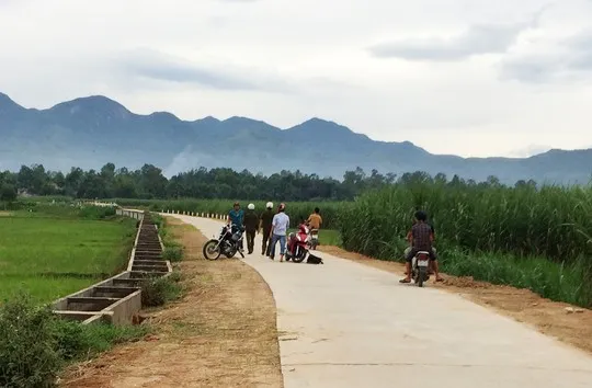 Hình ảnh bọn côn đồ bỏ đi sau khi lực lượng công an giải vây cho các PV-CTV