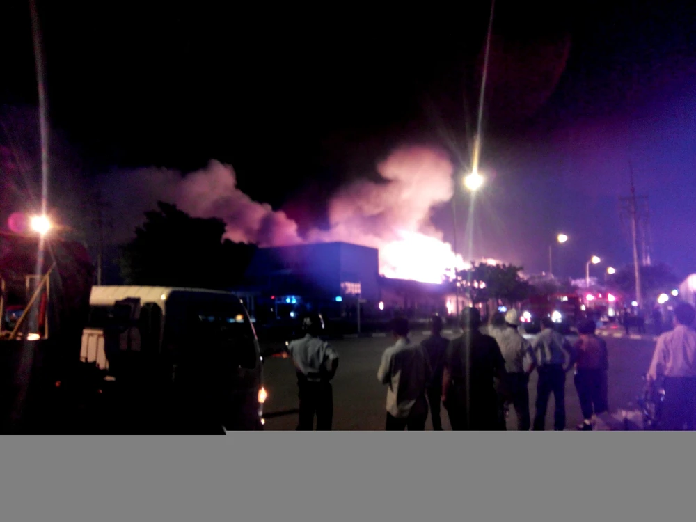 2 giờ cháy lớn ở công ty mực in, lính cứu hỏa vẫn lăn xả