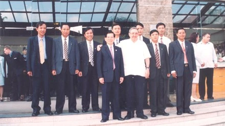 Nguyên Chủ tịch nước Nguyễn Minh Triết và Chủ tịch Cuba Raul Castro chụp ảnh chung với cảnh vệ phía Nam, tháng 7 năm 2012.