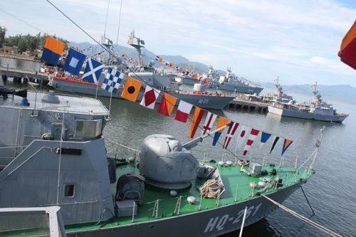 Trên Quân cảng Cam Ranh, ngay từ sáng sớm, các thủy thủ đã thức dậy để chuẩn bị cho một ngày làm việc. Các tàu chiến đều hướng mũi ra biển, sẵn sàng ra khơi thực hiện nhiệm vụ bảo vệ chủ quyền biển đảo thiêng liêng của Tổ quốc. Tàu Đinh Tiên Hoàng nhẹ nhàng rẽ sóng lướt ra khỏi vị trí neo đậu và hú ba hồi còi hùng tráng, chào đất liền đi thực hiện nhiệm vụ. Tàu Đinh Tiên Hoàng đè sóng, dẫn đầu đội hình biên đội hướng ra biển Đông. Sân đỗ trực thăng được bố trí ở mặt boong phía sau của Tàu Đinh Tiên Hoàng luôn sẵn sàng đón nhận các loại trực thăng săn ngầm: AK 28, AK 32, thủy phi cơ DHC-6 của Không quân Hải quân cùng phối hợp thực hiện nhiệm vụ bảo vệ chủ quyền biển đảo thiêng liêng của Tổ quốc. Chỉ huy và các trưởng ngành trên Tàu Đinh Tiên Hoàng nhận định tình hình, xác định các mục tiêu trên biển mà hệ thống ra-đa trên tàu phát hiện được. Các thủy thủ chăm chú quan sát, sử dụng thành thục hải đồ điện tử, điều khiển tàu đi đúng hành trình và đến đúng vị trí phối hợp huấn luyện. Chiến sĩ trực bên súng máy phòng không luôn tăng cường quan sát bầu trời, sẵn sàng chờ lệnh chỉ huy. Trong phòng điều hành máy tàu, chỉ huy ngành và các nhân viên chăm chú quan sát, nắm chắc tình trạng kỹ thuật của các máy tàu. Họ sẵn sàng xử lý các tình huống đột xuất có thể xảy ra. Một thủy thủ túc trực bên tiếng máy tàu ở hầm máy. Kết thúc huấn luyện trên biển, khi trở về cảng, các thủy thủ lại lau dọn thân tàu sạch bóng. Trên Quân cảng Cam Ranh, ngay từ sáng sớm, các thủy thủ đã thức dậy để chuẩn bị cho một ngày làm việc. Các tàu chiến đều hướng mũi ra biển, sẵn sàng ra khơi thực hiện nhiệm vụ bảo vệ chủ quyền biển đảo thiêng liêng của Tổ quốc. Tàu Đinh Tiên Hoàng nhẹ nhàng rẽ sóng lướt ra khỏi vị trí neo đậu và hú ba hồi còi hùng tráng, chào đất liền đi thực hiện nhiệm vụ. Tàu Đinh Tiên Hoàng đè sóng, dẫn đầu đội hình biên đội hướng ra biển Đông. Sân đỗ trực thăng được bố trí ở mặt boong phía sau của Tàu Đinh Tiên Hoàng luôn sẵn sàng đón nhận các loại trực thăng săn ngầm: AK 28, AK 32, thủy phi cơ DHC-6 của Không quân Hải quân cùng phối hợp thực hiện nhiệm vụ bảo vệ chủ quyền biển đảo thiêng liêng của Tổ quốc. Chỉ huy và các trưởng ngành trên Tàu Đinh Tiên Hoàng nhận định tình hình, xác định các mục tiêu trên biển mà hệ thống ra-đa trên tàu phát hiện được. Các thủy thủ chăm chú quan sát, sử dụng thành thục hải đồ điện tử, điều khiển tàu đi đúng hành trình và đến đúng vị trí phối hợp huấn luyện. Chiến sĩ trực bên súng máy phòng không luôn tăng cường quan sát bầu trời, sẵn sàng chờ lệnh chỉ huy. Trong phòng điều hành máy tàu, chỉ huy ngành và các nhân viên chăm chú quan sát, nắm chắc tình trạng kỹ thuật của các máy tàu. Họ sẵn sàng xử lý các tình huống đột xuất có thể xảy ra. Một thủy thủ túc trực bên tiếng máy tàu ở hầm máy. Kết thúc huấn luyện trên biển, khi trở về cảng, các thủy thủ lại lau dọn thân tàu sạch bóng.