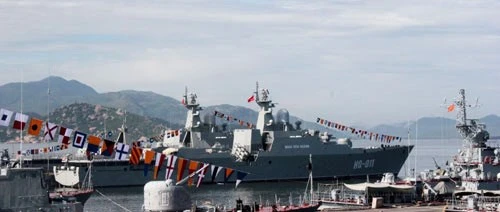 Trên Quân cảng Cam Ranh, ngay từ sáng sớm, các thủy thủ đã thức dậy để chuẩn bị cho một ngày làm việc. Các tàu chiến đều hướng mũi ra biển, sẵn sàng ra khơi thực hiện nhiệm vụ bảo vệ chủ quyền biển đảo thiêng liêng của Tổ quốc. Tàu Đinh Tiên Hoàng nhẹ nhàng rẽ sóng lướt ra khỏi vị trí neo đậu và hú ba hồi còi hùng tráng, chào đất liền đi thực hiện nhiệm vụ. Tàu Đinh Tiên Hoàng đè sóng, dẫn đầu đội hình biên đội hướng ra biển Đông. Sân đỗ trực thăng được bố trí ở mặt boong phía sau của Tàu Đinh Tiên Hoàng luôn sẵn sàng đón nhận các loại trực thăng săn ngầm: AK 28, AK 32, thủy phi cơ DHC-6 của Không quân Hải quân cùng phối hợp thực hiện nhiệm vụ bảo vệ chủ quyền biển đảo thiêng liêng của Tổ quốc. Chỉ huy và các trưởng ngành trên Tàu Đinh Tiên Hoàng nhận định tình hình, xác định các mục tiêu trên biển mà hệ thống ra-đa trên tàu phát hiện được. Các thủy thủ chăm chú quan sát, sử dụng thành thục hải đồ điện tử, điều khiển tàu đi đúng hành trình và đến đúng vị trí phối hợp huấn luyện. Chiến sĩ trực bên súng máy phòng không luôn tăng cường quan sát bầu trời, sẵn sàng chờ lệnh chỉ huy. Trong phòng điều hành máy tàu, chỉ huy ngành và các nhân viên chăm chú quan sát, nắm chắc tình trạng kỹ thuật của các máy tàu. Họ sẵn sàng xử lý các tình huống đột xuất có thể xảy ra. Một thủy thủ túc trực bên tiếng máy tàu ở hầm máy. Kết thúc huấn luyện trên biển, khi trở về cảng, các thủy thủ lại lau dọn thân tàu sạch bóng. Trên Quân cảng Cam Ranh, ngay từ sáng sớm, các thủy thủ đã thức dậy để chuẩn bị cho một ngày làm việc. Các tàu chiến đều hướng mũi ra biển, sẵn sàng ra khơi thực hiện nhiệm vụ bảo vệ chủ quyền biển đảo thiêng liêng của Tổ quốc. Tàu Đinh Tiên Hoàng nhẹ nhàng rẽ sóng lướt ra khỏi vị trí neo đậu và hú ba hồi còi hùng tráng, chào đất liền đi thực hiện nhiệm vụ. Tàu Đinh Tiên Hoàng đè sóng, dẫn đầu đội hình biên đội hướng ra biển Đông. Sân đỗ trực thăng được bố trí ở mặt boong phía sau của Tàu Đinh Tiên Hoàng luôn sẵn sàng đón nhận các loại trực thăng săn ngầm: AK 28, AK 32, thủy phi cơ DHC-6 của Không quân Hải quân cùng phối hợp thực hiện nhiệm vụ bảo vệ chủ quyền biển đảo thiêng liêng của Tổ quốc. Chỉ huy và các trưởng ngành trên Tàu Đinh Tiên Hoàng nhận định tình hình, xác định các mục tiêu trên biển mà hệ thống ra-đa trên tàu phát hiện được. Các thủy thủ chăm chú quan sát, sử dụng thành thục hải đồ điện tử, điều khiển tàu đi đúng hành trình và đến đúng vị trí phối hợp huấn luyện. Chiến sĩ trực bên súng máy phòng không luôn tăng cường quan sát bầu trời, sẵn sàng chờ lệnh chỉ huy. Trong phòng điều hành máy tàu, chỉ huy ngành và các nhân viên chăm chú quan sát, nắm chắc tình trạng kỹ thuật của các máy tàu. Họ sẵn sàng xử lý các tình huống đột xuất có thể xảy ra. Một thủy thủ túc trực bên tiếng máy tàu ở hầm máy. Kết thúc huấn luyện trên biển, khi trở về cảng, các thủy thủ lại lau dọn thân tàu sạch bóng.