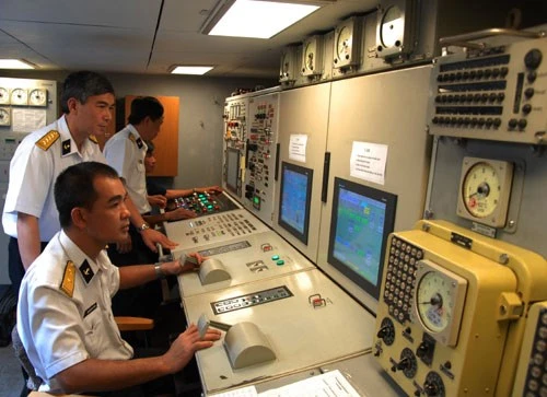 Trên Quân cảng Cam Ranh, ngay từ sáng sớm, các thủy thủ đã thức dậy để chuẩn bị cho một ngày làm việc. Các tàu chiến đều hướng mũi ra biển, sẵn sàng ra khơi thực hiện nhiệm vụ bảo vệ chủ quyền biển đảo thiêng liêng của Tổ quốc. Tàu Đinh Tiên Hoàng nhẹ nhàng rẽ sóng lướt ra khỏi vị trí neo đậu và hú ba hồi còi hùng tráng, chào đất liền đi thực hiện nhiệm vụ. Tàu Đinh Tiên Hoàng đè sóng, dẫn đầu đội hình biên đội hướng ra biển Đông. Sân đỗ trực thăng được bố trí ở mặt boong phía sau của Tàu Đinh Tiên Hoàng luôn sẵn sàng đón nhận các loại trực thăng săn ngầm: AK 28, AK 32, thủy phi cơ DHC-6 của Không quân Hải quân cùng phối hợp thực hiện nhiệm vụ bảo vệ chủ quyền biển đảo thiêng liêng của Tổ quốc. Chỉ huy và các trưởng ngành trên Tàu Đinh Tiên Hoàng nhận định tình hình, xác định các mục tiêu trên biển mà hệ thống ra-đa trên tàu phát hiện được. Các thủy thủ chăm chú quan sát, sử dụng thành thục hải đồ điện tử, điều khiển tàu đi đúng hành trình và đến đúng vị trí phối hợp huấn luyện. Chiến sĩ trực bên súng máy phòng không luôn tăng cường quan sát bầu trời, sẵn sàng chờ lệnh chỉ huy. Trong phòng điều hành máy tàu, chỉ huy ngành và các nhân viên chăm chú quan sát, nắm chắc tình trạng kỹ thuật của các máy tàu. Họ sẵn sàng xử lý các tình huống đột xuất có thể xảy ra. Một thủy thủ túc trực bên tiếng máy tàu ở hầm máy. Kết thúc huấn luyện trên biển, khi trở về cảng, các thủy thủ lại lau dọn thân tàu sạch bóng. Trên Quân cảng Cam Ranh, ngay từ sáng sớm, các thủy thủ đã thức dậy để chuẩn bị cho một ngày làm việc. Các tàu chiến đều hướng mũi ra biển, sẵn sàng ra khơi thực hiện nhiệm vụ bảo vệ chủ quyền biển đảo thiêng liêng của Tổ quốc. Tàu Đinh Tiên Hoàng nhẹ nhàng rẽ sóng lướt ra khỏi vị trí neo đậu và hú ba hồi còi hùng tráng, chào đất liền đi thực hiện nhiệm vụ. Tàu Đinh Tiên Hoàng đè sóng, dẫn đầu đội hình biên đội hướng ra biển Đông. Sân đỗ trực thăng được bố trí ở mặt boong phía sau của Tàu Đinh Tiên Hoàng luôn sẵn sàng đón nhận các loại trực thăng săn ngầm: AK 28, AK 32, thủy phi cơ DHC-6 của Không quân Hải quân cùng phối hợp thực hiện nhiệm vụ bảo vệ chủ quyền biển đảo thiêng liêng của Tổ quốc. Chỉ huy và các trưởng ngành trên Tàu Đinh Tiên Hoàng nhận định tình hình, xác định các mục tiêu trên biển mà hệ thống ra-đa trên tàu phát hiện được. Các thủy thủ chăm chú quan sát, sử dụng thành thục hải đồ điện tử, điều khiển tàu đi đúng hành trình và đến đúng vị trí phối hợp huấn luyện. Chiến sĩ trực bên súng máy phòng không luôn tăng cường quan sát bầu trời, sẵn sàng chờ lệnh chỉ huy. Trong phòng điều hành máy tàu, chỉ huy ngành và các nhân viên chăm chú quan sát, nắm chắc tình trạng kỹ thuật của các máy tàu. Họ sẵn sàng xử lý các tình huống đột xuất có thể xảy ra. Một thủy thủ túc trực bên tiếng máy tàu ở hầm máy. Kết thúc huấn luyện trên biển, khi trở về cảng, các thủy thủ lại lau dọn thân tàu sạch bóng.