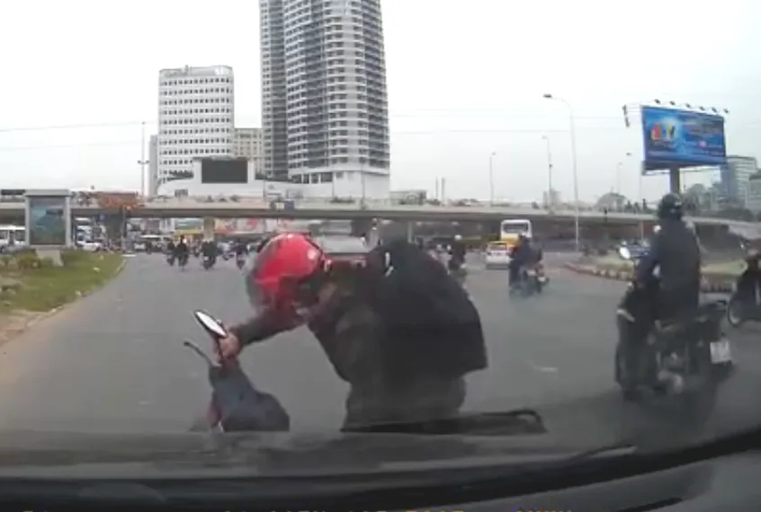 Xe 2 bánh và những tình huống “chết người”: Chặt đầu xe ô tô ảnh 1