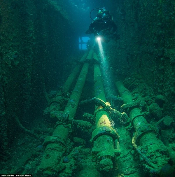 Rợn người nghĩa địa máy bay, tàu chiến dưới đáy biển sâu ảnh 10