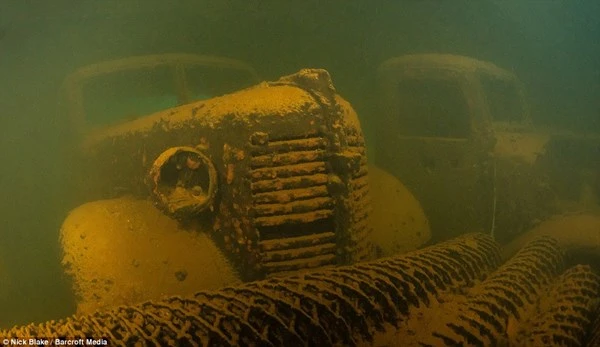 Rợn người nghĩa địa máy bay, tàu chiến dưới đáy biển sâu ảnh 7