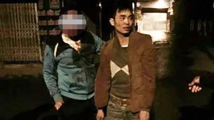 Đồng chí phó công an phường (bìa trái) đang khống chế đối tượng chống đối. Ảnh: CTV