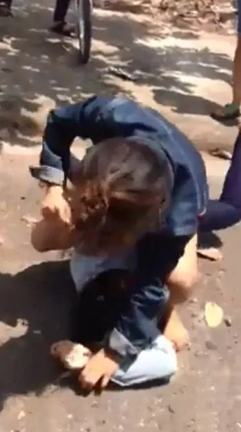 Xác minh làm rõ clip nữ sinh lớp 9 đánh nhau đến ngất xỉu ảnh 2 Xác minh làm rõ clip nữ sinh lớp 9 đánh nhau đến ngất xỉu ảnh 2