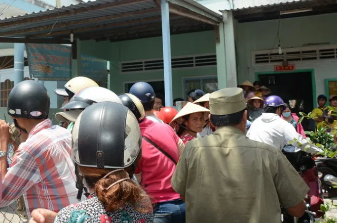 Người dân bàng hoàng vây hiện trường vụ án mạng - Ảnh:K.Nam Người dân bàng hoàng vây hiện trường vụ án mạng - Ảnh:K.Nam